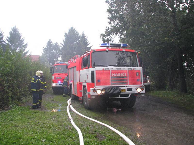 Požár rekreačního střediska v Lučině u Žermanické přehrady