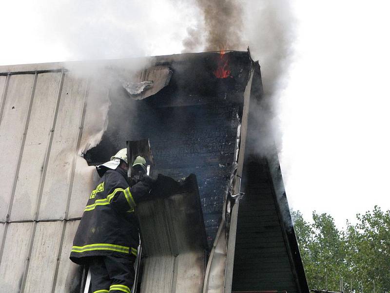 Požár rekreačního střediska v Lučině u Žermanické přehrady