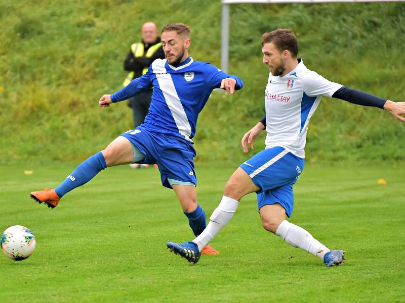 I sedmé utkání na domácím trávníku fotbalisté Blanska (bílé dresy) vyhráli. Ve 12. kole Moravskoslezské ligy porazili MFK Frýdek-Místek 1:0. Foto: Josef Kratochvíl