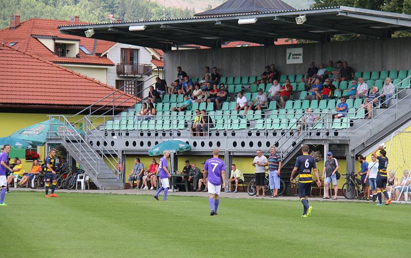 Favorizovaný Frýdlant (žluto-modré dresy) si v generálce poradil s Čeladnou 3:0.