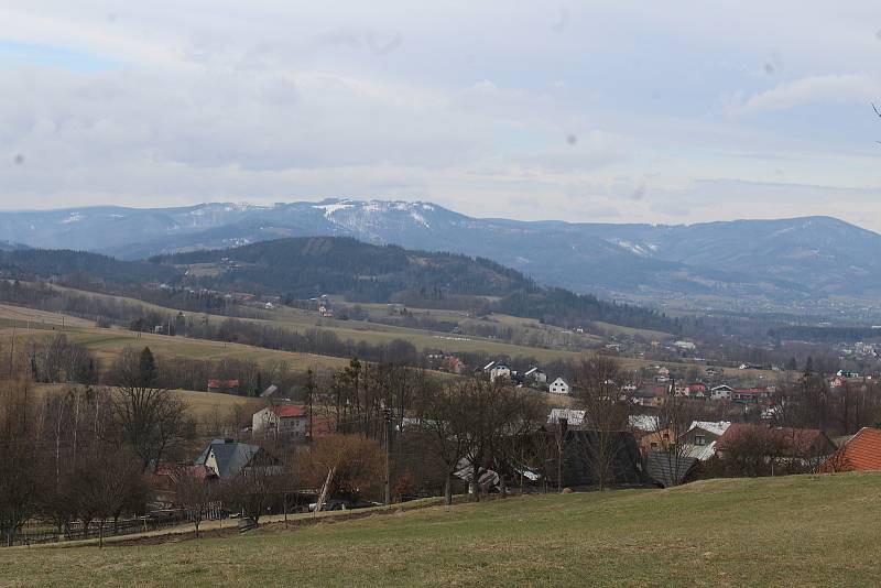 Pohled na Beskydy z vrchu nad Bukovcem.