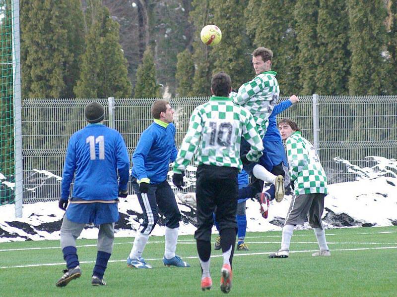 Na umělé trávě v Třinci pokračoval 6. kolem zimní fotbalový turnaj. Snímky jsou z utkání mezi Hnojníkem (modré dresy) a Českým Těšínem.