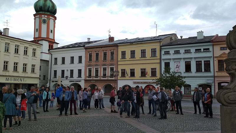 Demonstrace za nezávislou justici a proti vládě ve Frýdku-Místku, 28. května 2019.