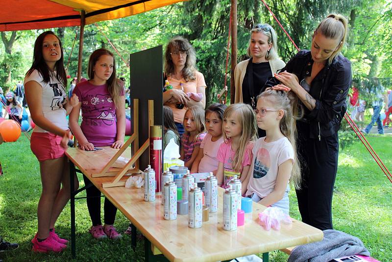 Stovky dětí i dospělých navštívily v sobotu 27. května Smetanovy sady v Místku a přilehlou Novou scénu Vlast. Uskutečnily se tam oslavy Dne dětí.