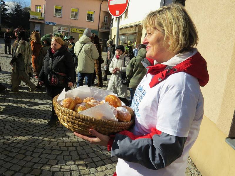 Masopustní průvod masek, který byl doprovázen živou hudbou, prošel Tržní ulicí k Základní umělecké škole, pokračoval kolem prodejny Albert na Antonínovo náměstí, odkud zamířil ke kostelu sv. Jakuba a zpět.