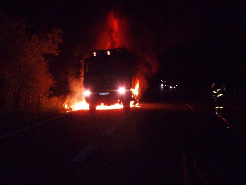 Požár zachvátil nákladní automobil s dřevem. 