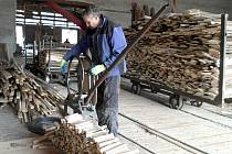 1894 je rokem založení rodinné Pily Mališ v Pržně na Frýdeckomístecku. 2022 je pak rokem rostoucí poptávky po dřevu k topení.