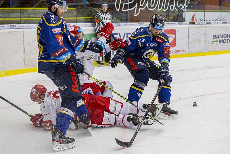 Extraligoví hokejisté Zlín (v modrém) v úterní dohrávce 5. kola doma podlehli lídru soutěže Ocelářům Třinec.