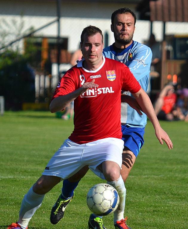 V derby mezi domácí Lučinou a hosty z Dobré se z vítězství 1:0 nakonec radovali hráči v modrých dresech.