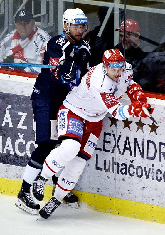 Třinec (v bílém) doma nestačil na Plzeň. Prohrál 2:3.