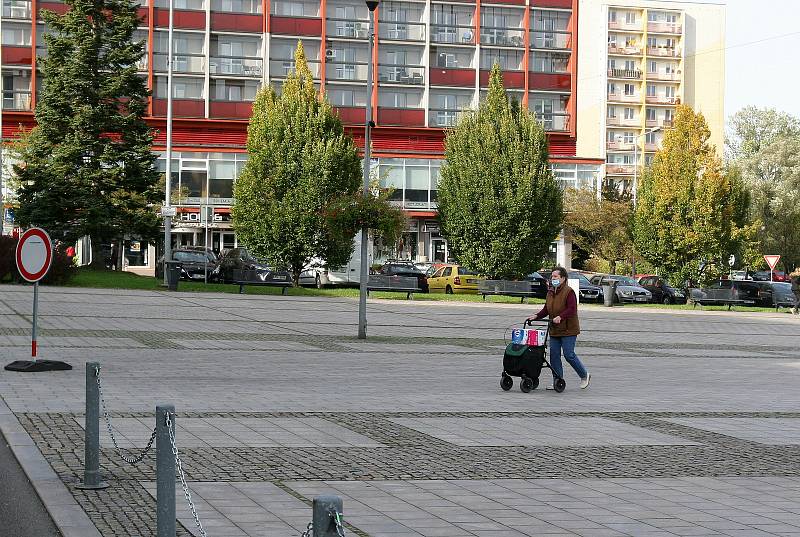 Třinec, 21. října 2020. Odpoledne posledního dne před dalším plošným zpřísněním opatření proti čínské nákaze.