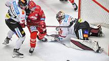 Finále play off hokejové extraligy - 1. zápas: HC Oceláři Třinec - HC Sparta Praha, 18. dubna 2022 v Třinci. (zleva) Maxim Matuškin ze Sparty, Kapitán Třince Petr Vrána a brankář Sparty Július Hudáček.