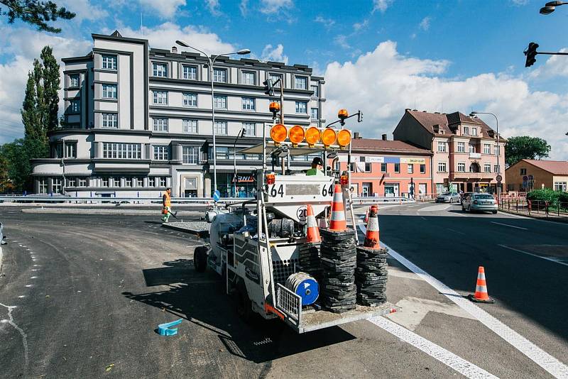 Dokončovací práce na rekonstrukci nadjezdu v Třinci, září 2022.