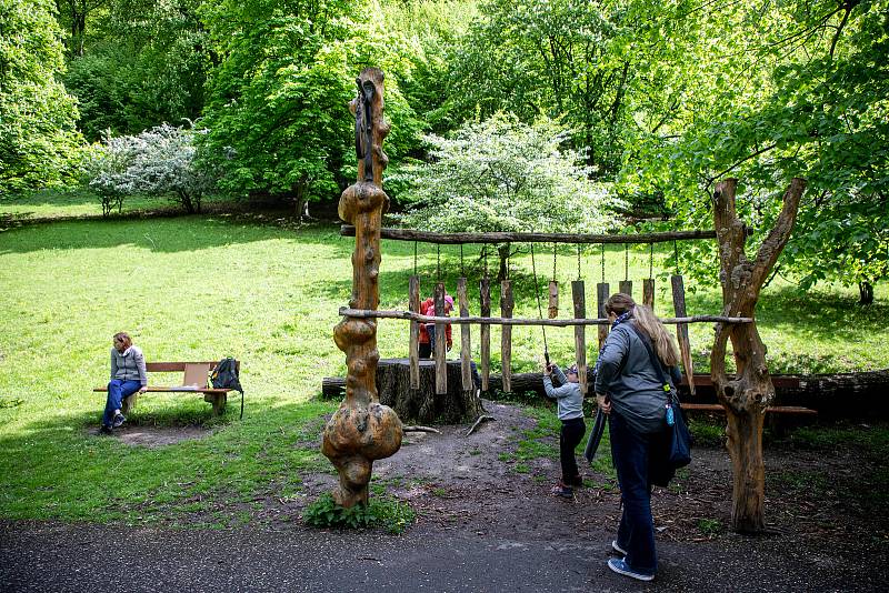 Pěkné počasí přilákalo do obory a na hrad Hukvaldy mnoho návštěvníků. Samotný hrad a jeho okolí využili i filmaři, kteří zde natáčeli historický film, 15. května 2021 Hukvaldy.