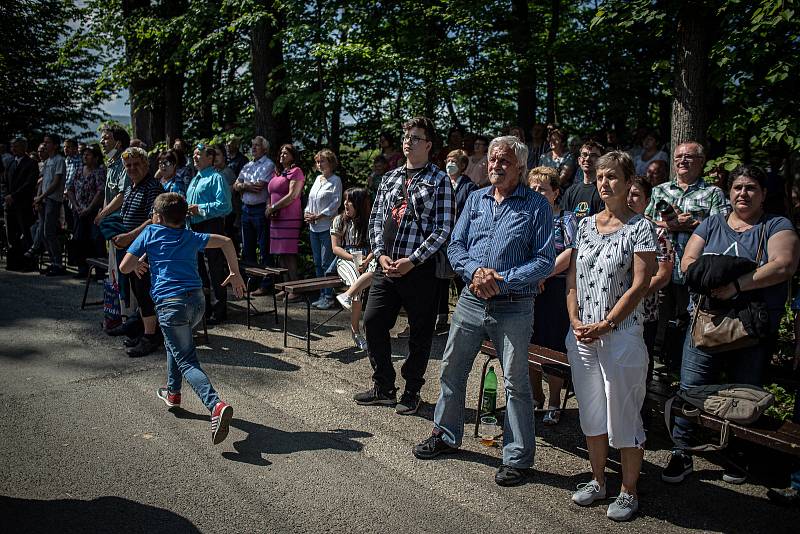 První bohoslužba v replice požárem zničeného dřevěného kostela Božího těla v Třinci-Gutech se konala v neděli 6. června 2021.