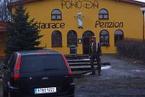 Muž vychází z restaurace penzionu Pohoda v Dolních Domaslavicích.