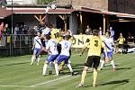 Fotbalisté Nových Sadů (ve žlutém) prohráli v poháru s Frýdkem-Místkem 0:1. 