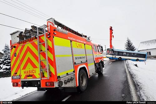 Vyprošťování havarovaného autobusu mezi Václavovicemi a Bruzovicemi. . 