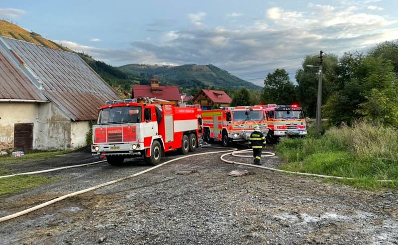 Likvidace požáru seníku ve Lhotce.