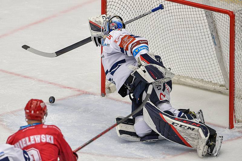 Utkání 23. kola hokejové extraligy: HC Oceláři Třinec - HC Vítkovice Ridera, 7. října 2021 v Třinci. (střed) brankář Vítkovic Aleš Stezka.