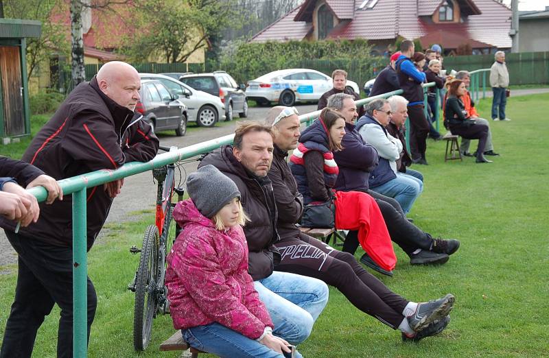 Fotbalisté Dobré (v modrých dresech) své těsné vedení nakonec neudrželi. Soupeř totiž srovnal v poslední minutě na 1:1.