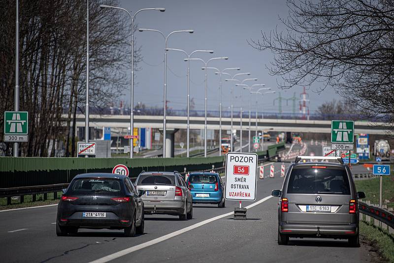 Uzavřená část dálnici D56 kvůli opravy výtluků, 10. dubna 2021 ve Frýdku-Místku.