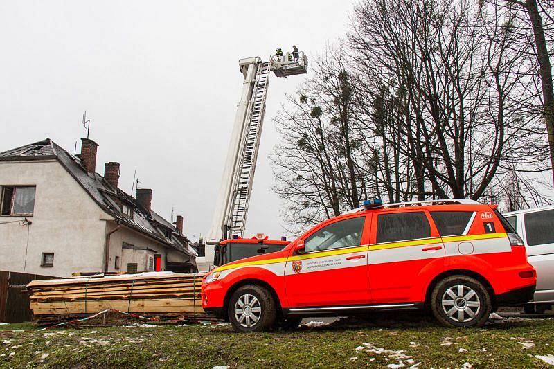 Noční požár v bytovém domě ve Vendryni na Třinecku si vyžádal tři oběti na životech. Další dva lidí utrpěli zranění.