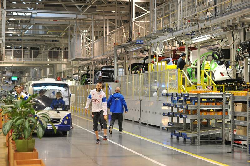 Český národní fotbalový tým navštívil v sobotu závod Hyundai Motor Manufacturing Czech v Nošovicích. Strávil tam zhruba dvě hodiny.