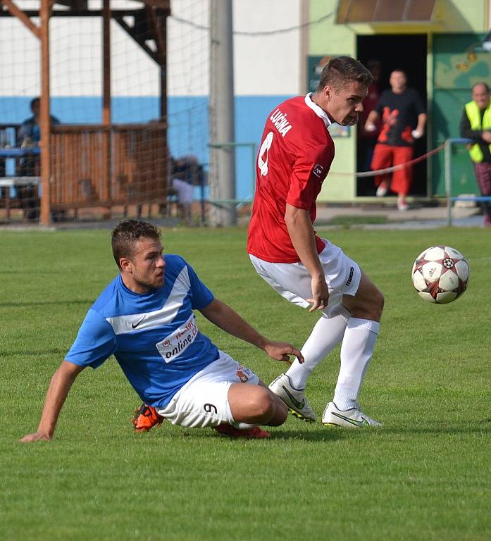 Duel mezi orlovským Slovanem (modré dresy) a Lučinou skončil výhrou hostí 1:3. 