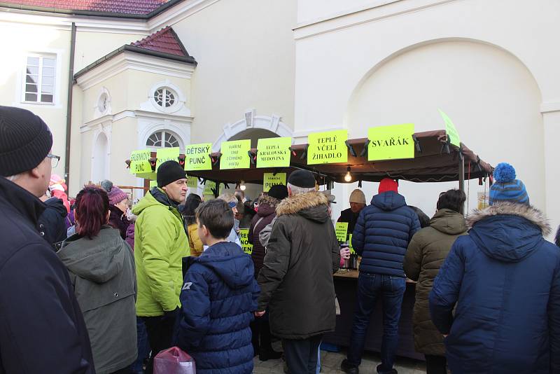 Vánoční jarmark na frýdeckém zámku přilákal davy lidí.