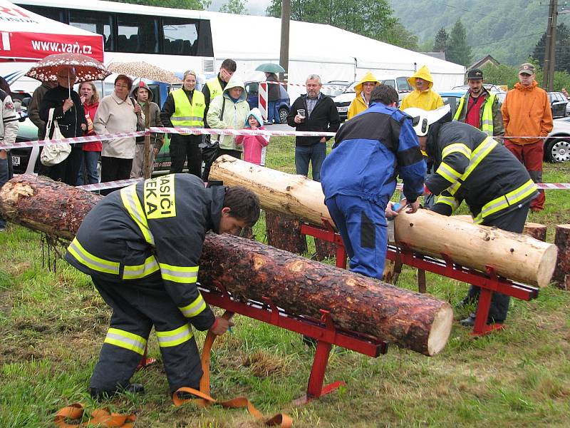 Pátý ročník Májové veselice v obci Řeka. Součástí oslav byla soutěž amatérských dřevorubců Forest man.