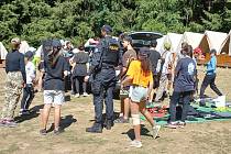 Policisté navštívili děti na letním táboře.