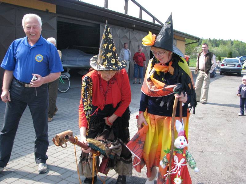 Na frýdecko-místecké letiště Bahno se slétly čarodějnice až v sobotu. 