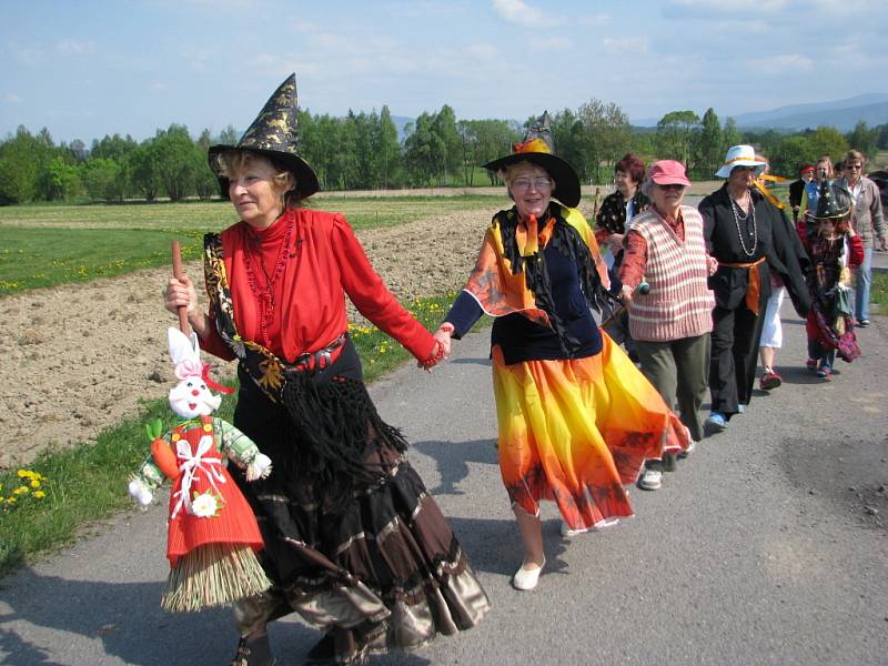 Na frýdecko-místecké letiště Bahno se slétly čarodějnice až v sobotu. 