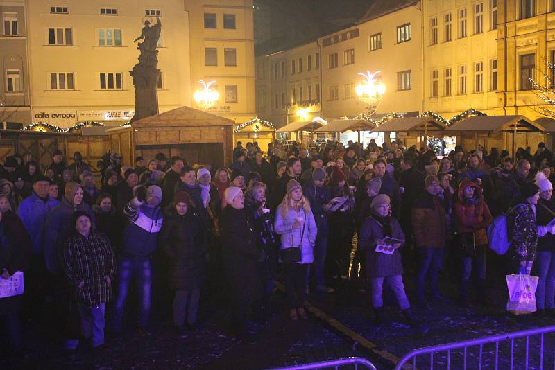 Akce Deníku Česko zpívá koledy na náměstí Svobody ve Frýdku-Místku.