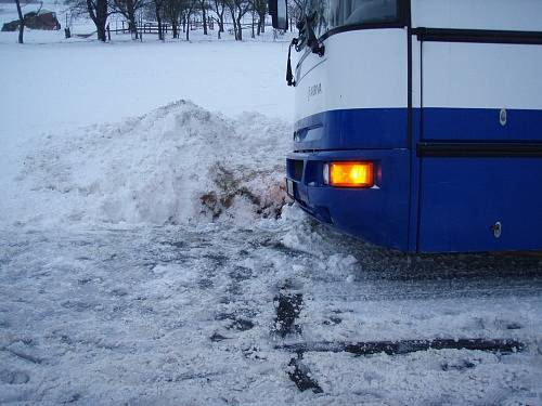 Nepříjemné chvíle zažívali ve čtvrtek 29. ledna v ranních hodinách cestující linkového autobusu, který jel z Kozlovic ve směru na Tichou.