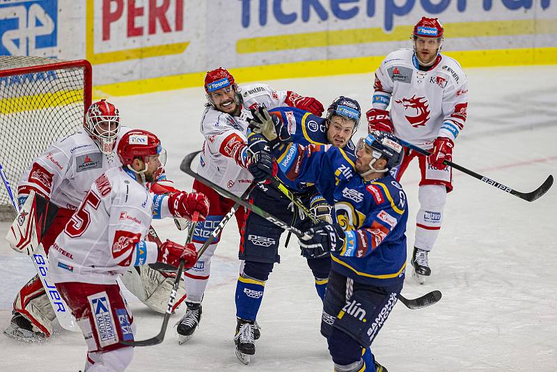 Extraligoví hokejisté Zlín (v modrém) v úterní dohrávce 5. kola doma podlehli lídru soutěže Ocelářům Třinec.