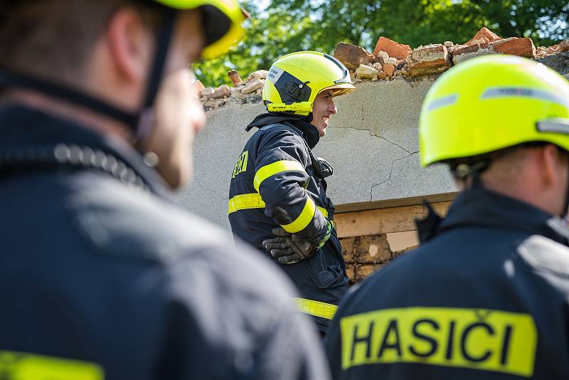 Taktické cvičení hasičů z USAR týmu, 23. května 2023, Nošovice. V sutinách domu cvičí záchranu zavalených osob i průzkum sutin.