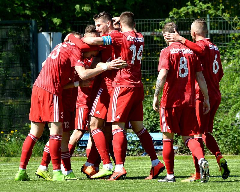 Třinečtí fotbalisté (v červeném) si doma poradili s adeptem sestupu Žižkovem.