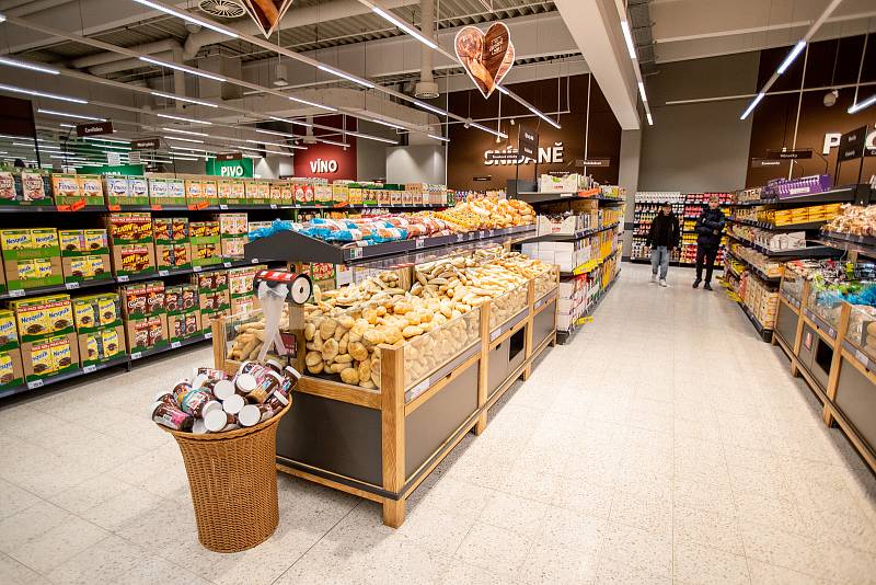 První nakupující v nově zmodernizovaném Kauflandu, 30. listopadu 2022, Frýdek-Místek.