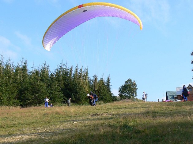 Na snímku tandem. Piloti při něm nabízejí let na dvoumístném paraglidu těm, kteří si sami do vzduchu netroufají. 