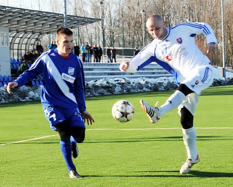 Fotbalisté Frýdku-Místku vyhráli osmý přípravný zápas, když si na domácí umělce snadno poradili s třetiligovým slovenským týmem z Bytče 9:1. 