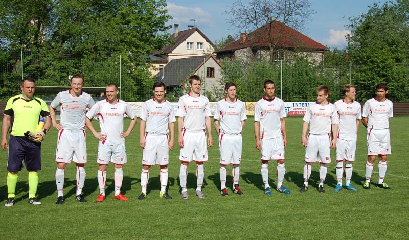 I díky třem gólům útočníka Dominika Krejčoka zvítězili fotbalisté Sedlišť (v bílém) v Dobraticích 3:1. 
