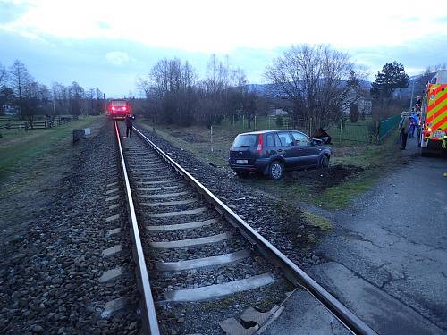 Nehoda vlaku s osobním autem v Hnojníku. 