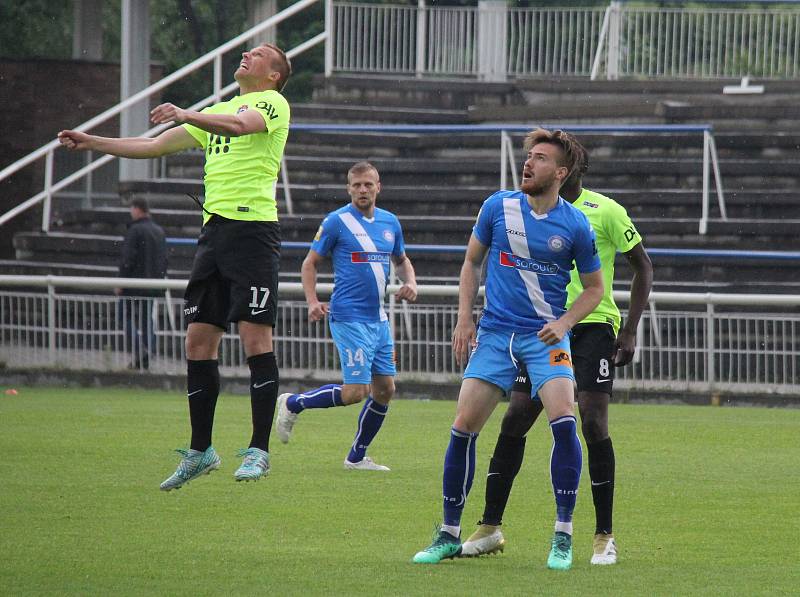 Fotbalisté Frýdku-Místku (v modrém) remizovali v domácím prostředí s Vítkovicemi 2:2.