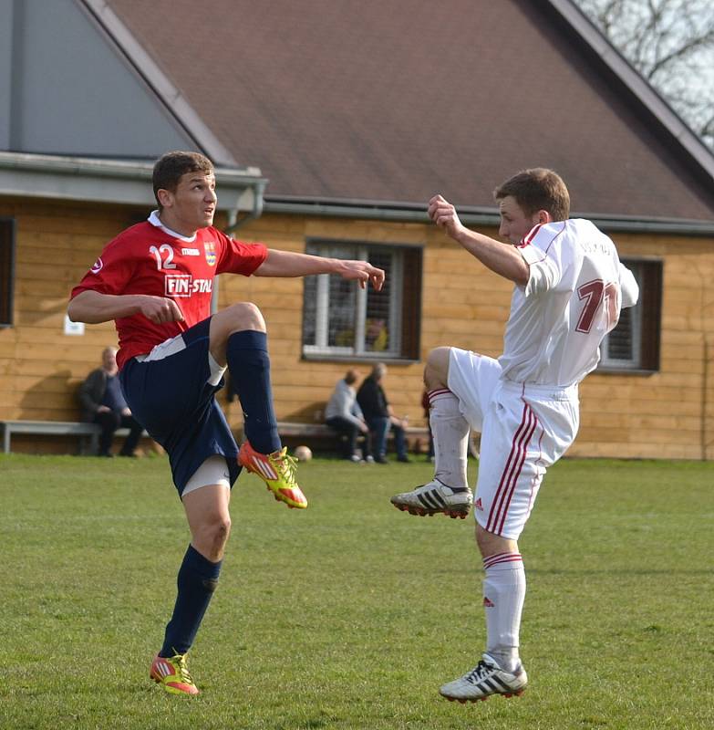 Nýdeckým fotbalistům nestačilo ani dvougólové vedení. Po změně stran jim Lučinští zasadili čtyři zásahy.  