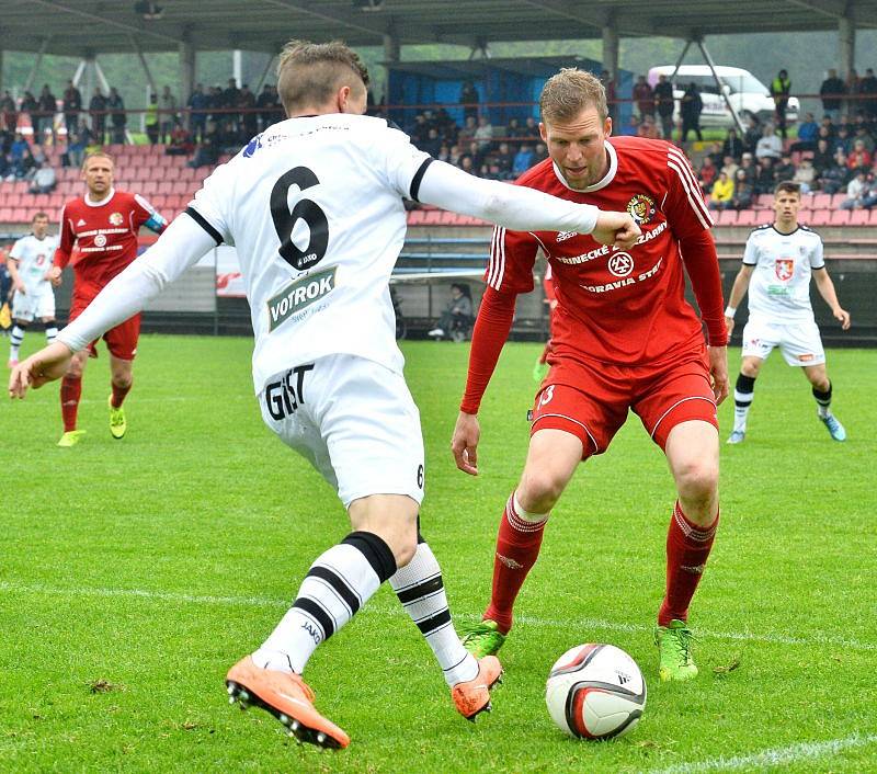 Druholigoví fotbalisté Třince (v červeném) nestačili v domácím prostředí lídrovi tabulky z Hradce Králové, když s ním prohráli těsně 0:1.