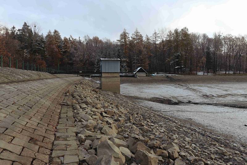 První sněhové vločky na přehradě Baška.