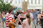 Demonstrace za nezávislou justici a proti vládě na náměstí Svobody ve Frýdku-Místku v úterý 11. června.