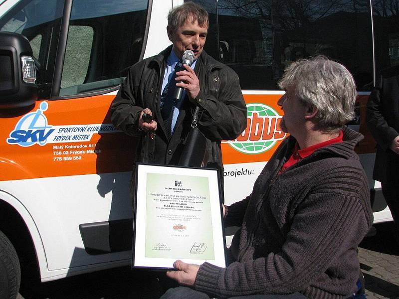 Sportovní klub vozičkářů Frýdek-Místek dostal ve středu nový automobil.